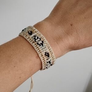 Elegant Beaded Bracelet in Black and Cream
